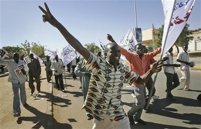 capt_68bb29e86ce645c39a2b08820b33739d_mideast_sudan_demonstration_cai102.jpg Hosting at Sudaneseonline.com
