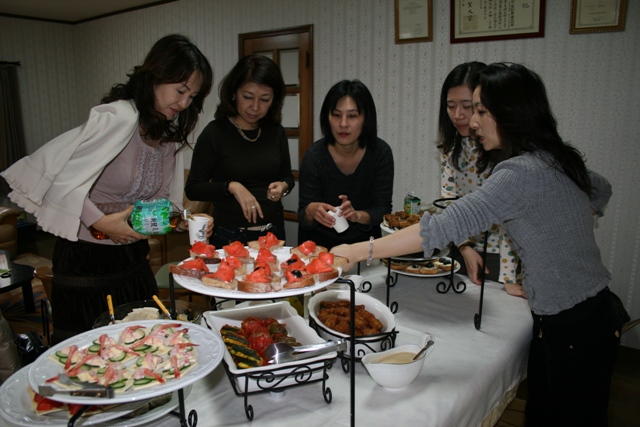 womenaroundtable1.JPG Hosting at Sudaneseonline.com