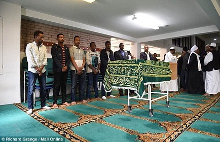 2C82020200000578-3241216-Afterwards_Husan_s_close_family_gathered_around_the_coffin_once_-a-3_1442745390878.jpg Hosting at Sudaneseonline.com