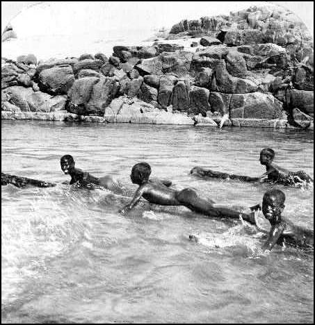 Nubianboysplayingonlogssudan1sudan.1901-rs.jpg Hosting at Sudaneseonline.com